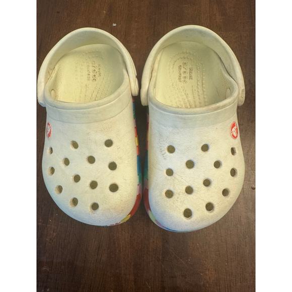 White and rainbow cheveron kids Crocs clogs size 7 - Picture 1 of 5